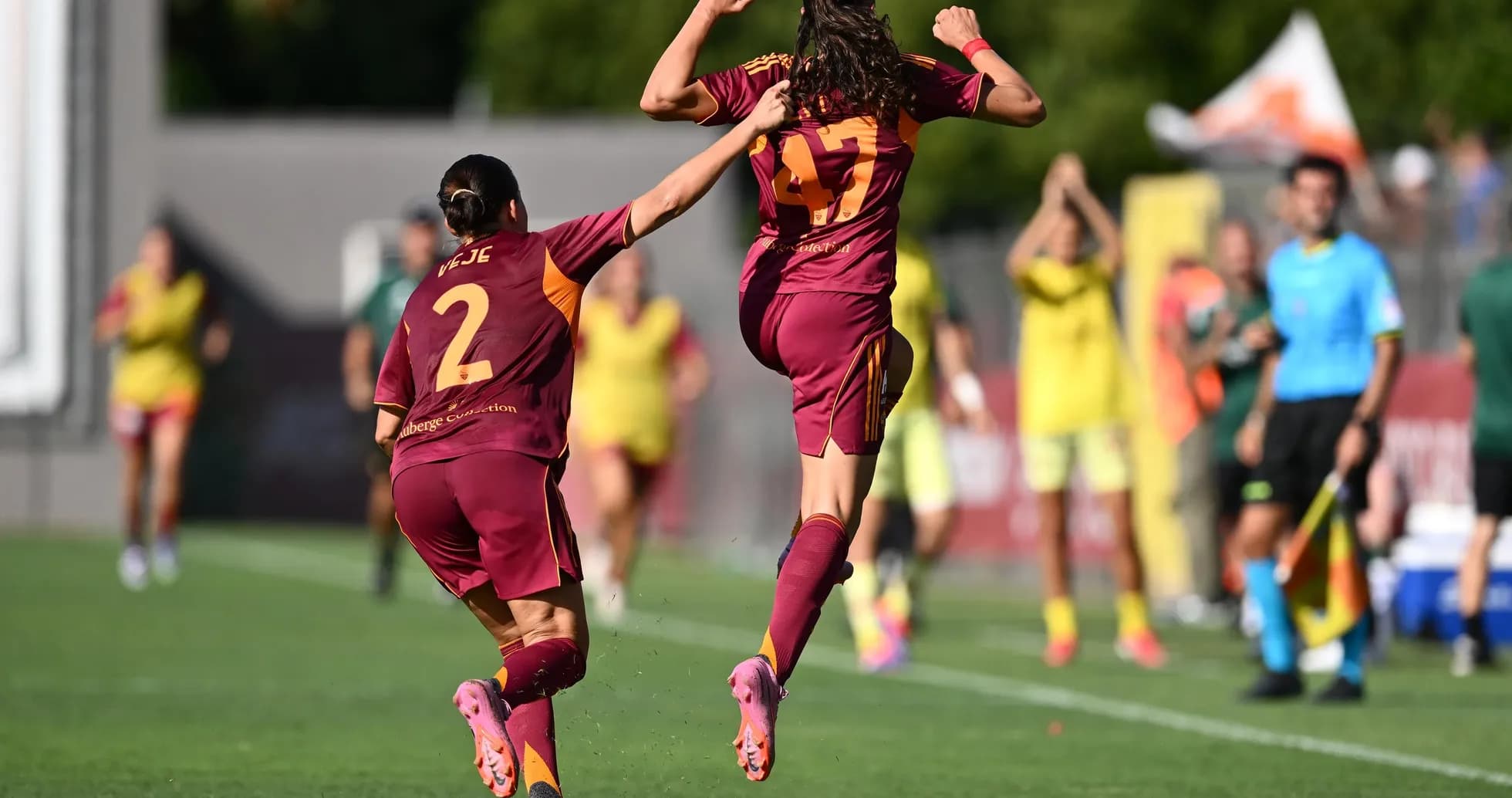 Jugadora de Roma W celebra un gol