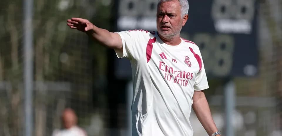 Entrenador dirigiendo sesión en campo de entrenamiento