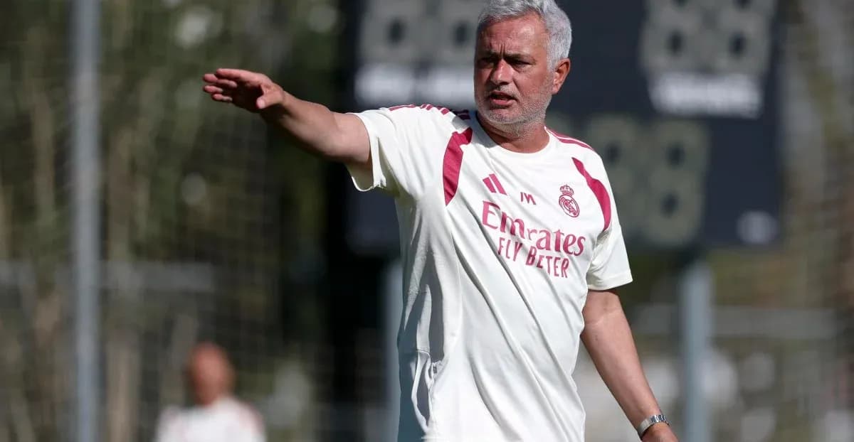 Entrenador dirigiendo sesión en campo de entrenamiento