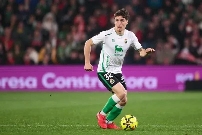 Jugador corriendo con el balón durante un partido