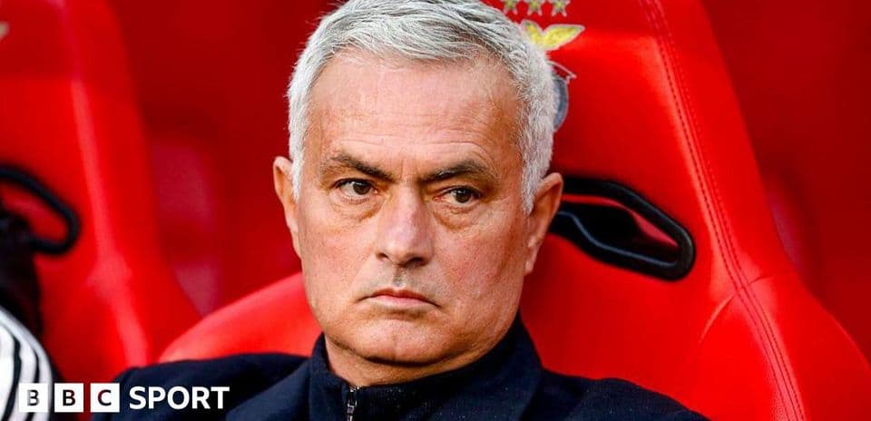 Entrenador sentado en el banquillo durante un partido