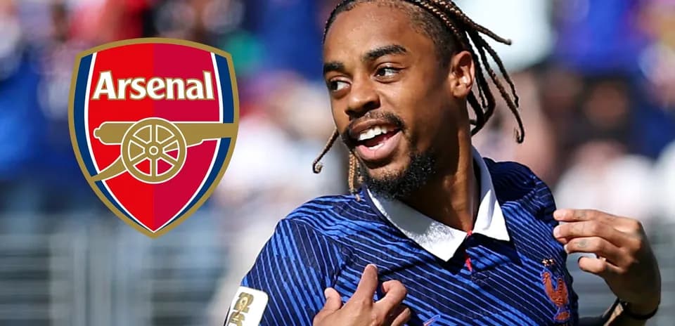 Jugador de fútbol sonriendo con el logo de Arsenal