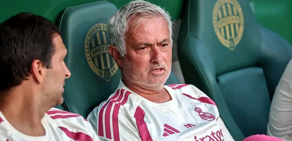 Entrenador y jugador en el banquillo de Real Madrid