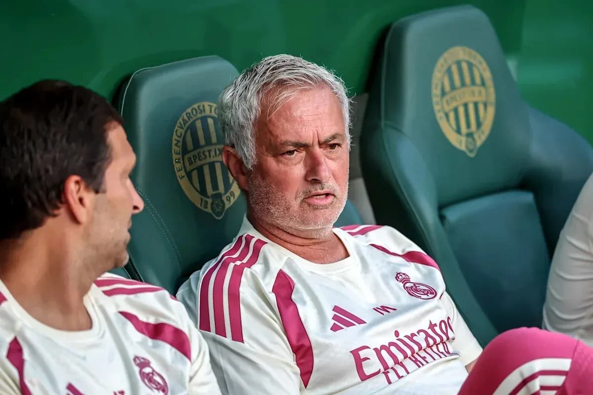 Entrenador y jugador en el banquillo de Real Madrid