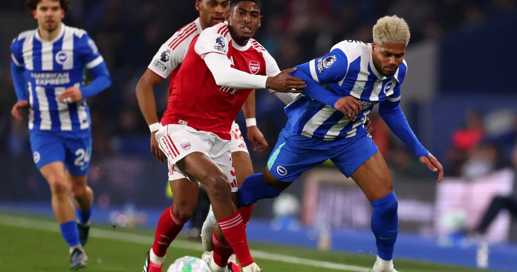 Jugadores de Brighton y Arsenal luchando por el balón