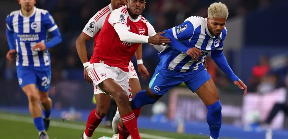 Jugadores de Brighton y Arsenal luchando por el balón