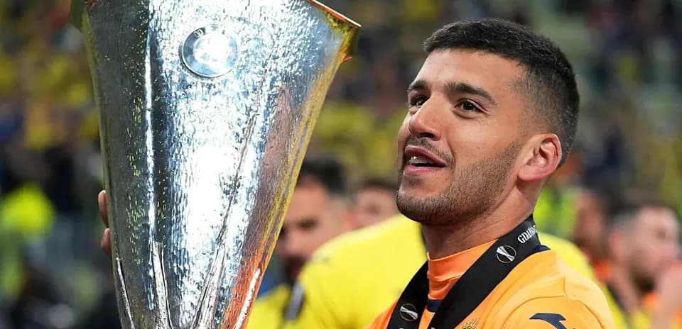 Jugador levantando el trofeo de la Europa League