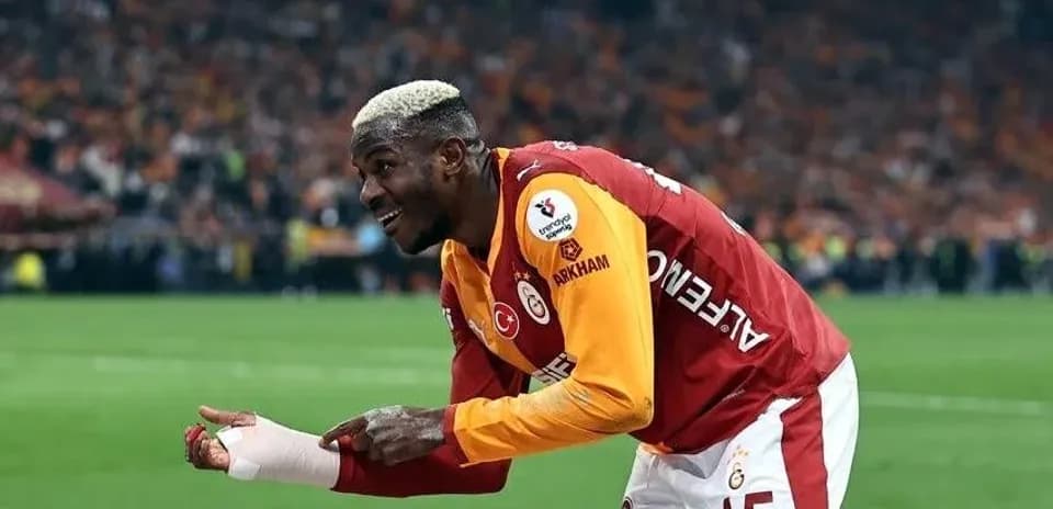 Jugador de Galatasaray celebrando en el campo