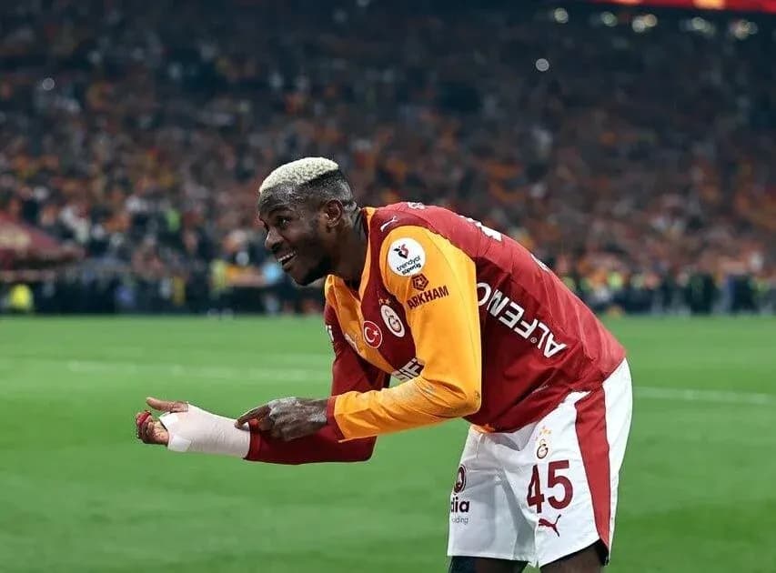 Jugador de Galatasaray celebrando en el campo