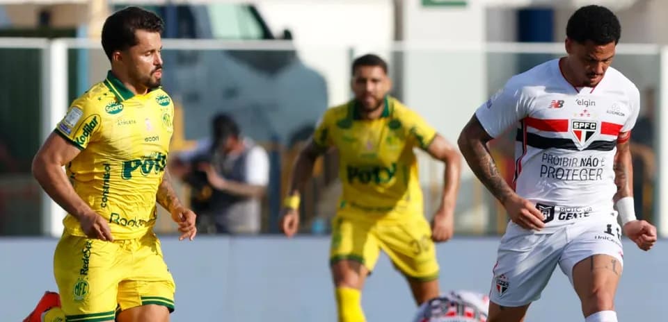 Jugadores de Mirassol y Sao Paulo en acción