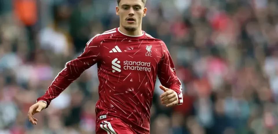 Jugador de Liverpool corriendo en el campo