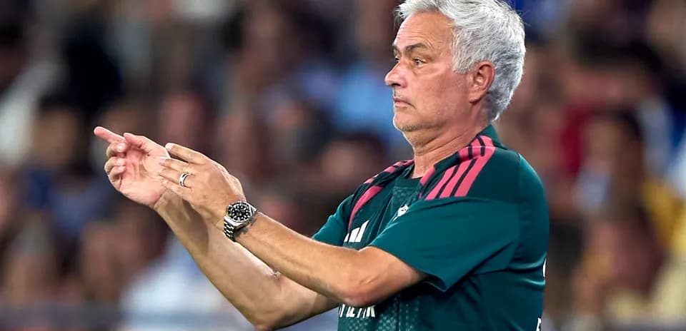 Entrenador dando instrucciones desde la banda