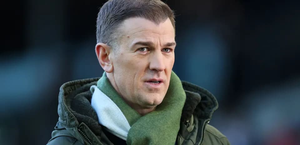 Entrenador observando el partido con abrigo y bufanda