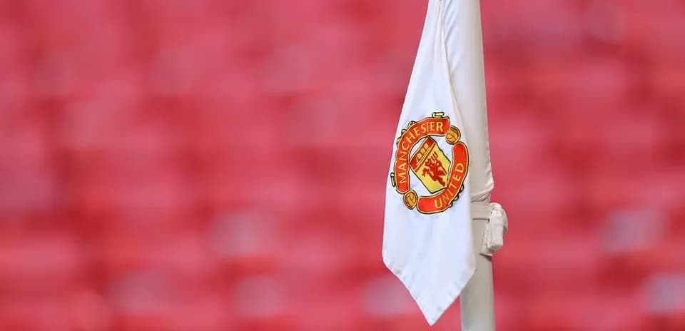 Esquina con bandera de Manchester United en estadio