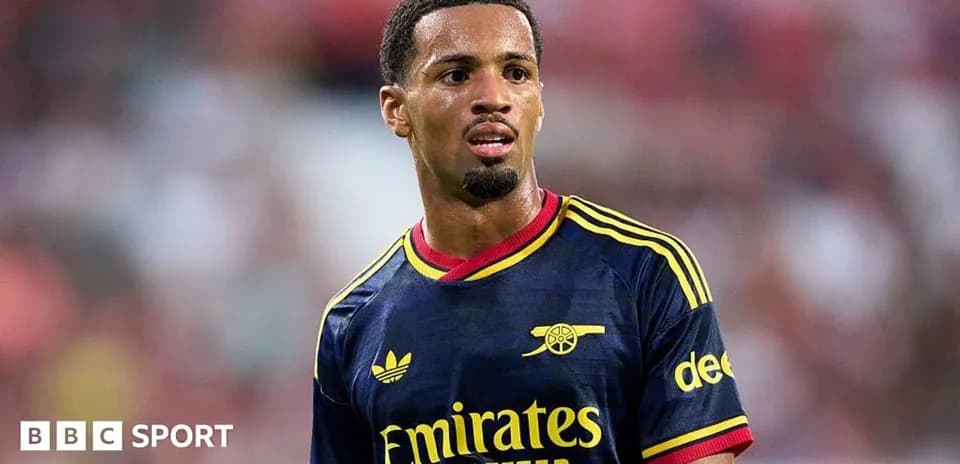Jugador de Arsenal en partido, mirando hacia adelante