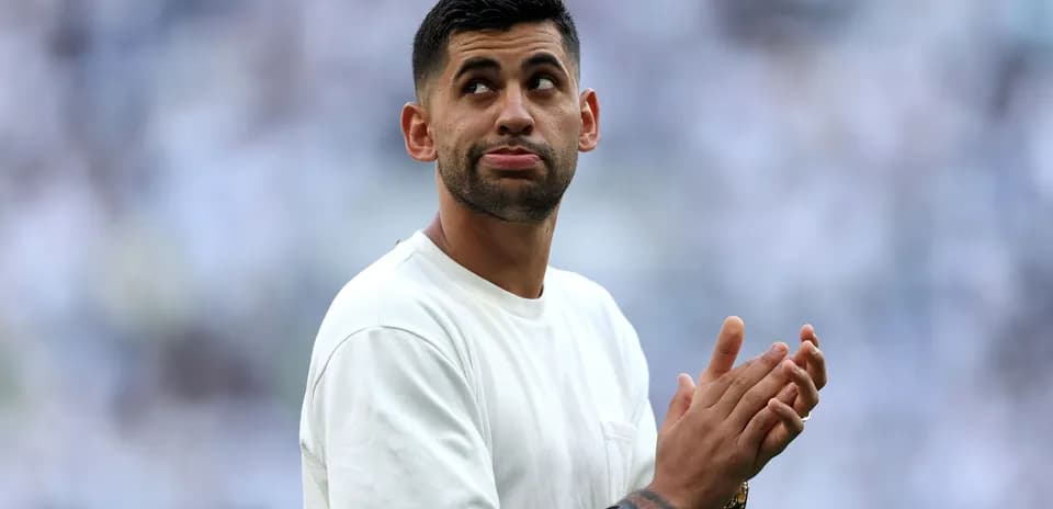 Jugador aplaudiendo en el campo de juego