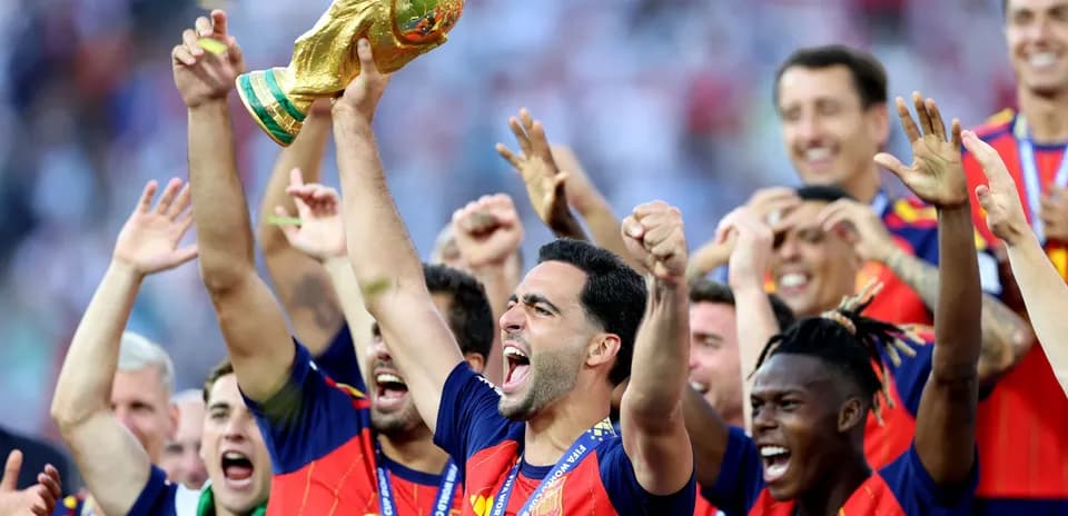 Jugadores de España celebrando con el trofeo mundial