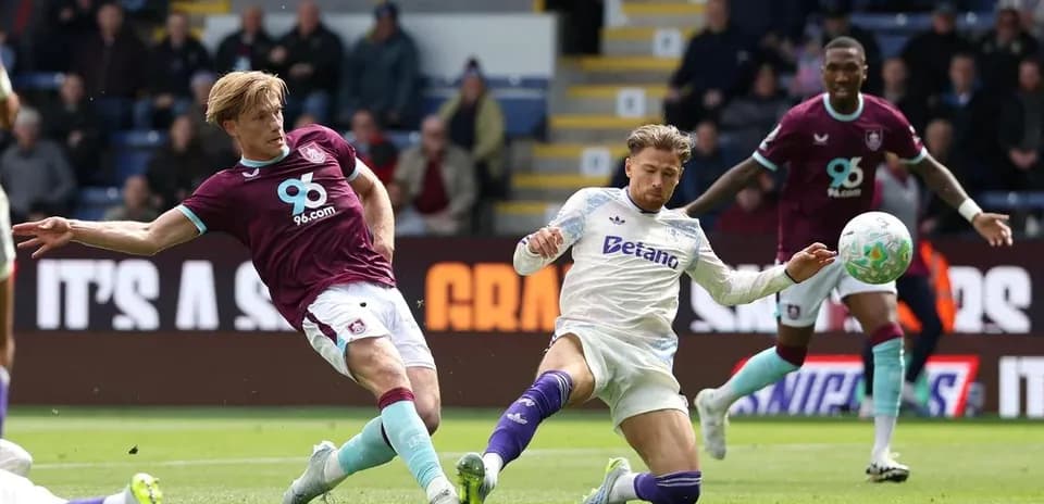 Jugador de Burnley desafiando a un jugador de Aston Villa