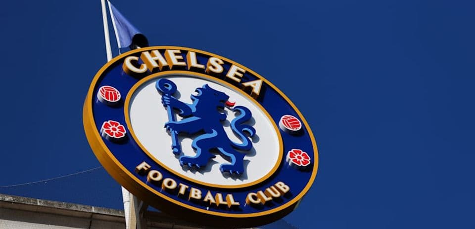 Logo del Chelsea Football Club contra fondo azul
