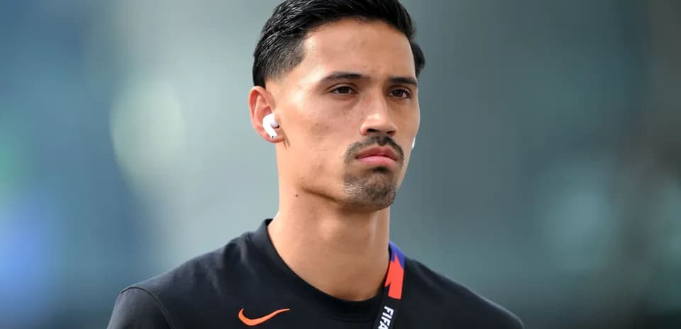 Jugador con auriculares llegando al estadio