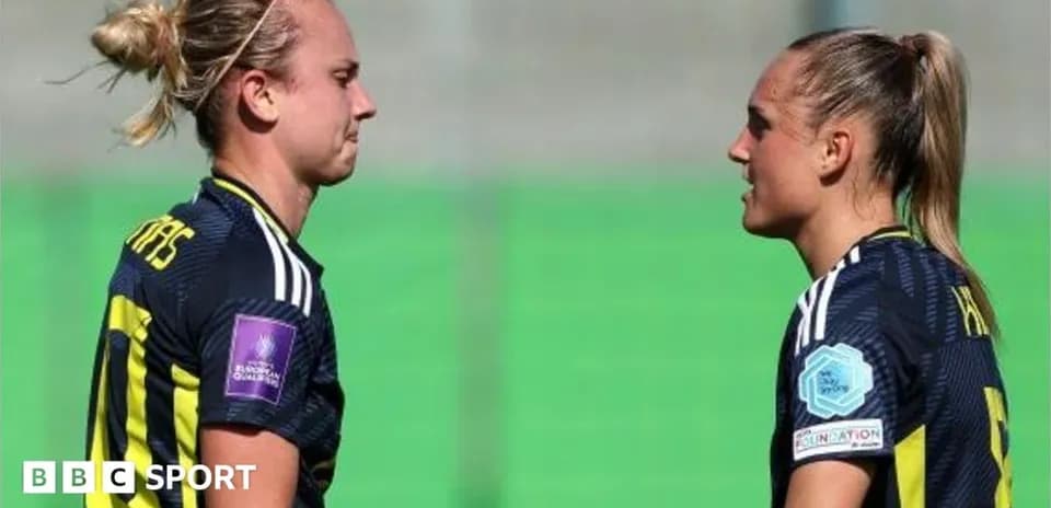 Jugadoras conversando en el campo de fútbol