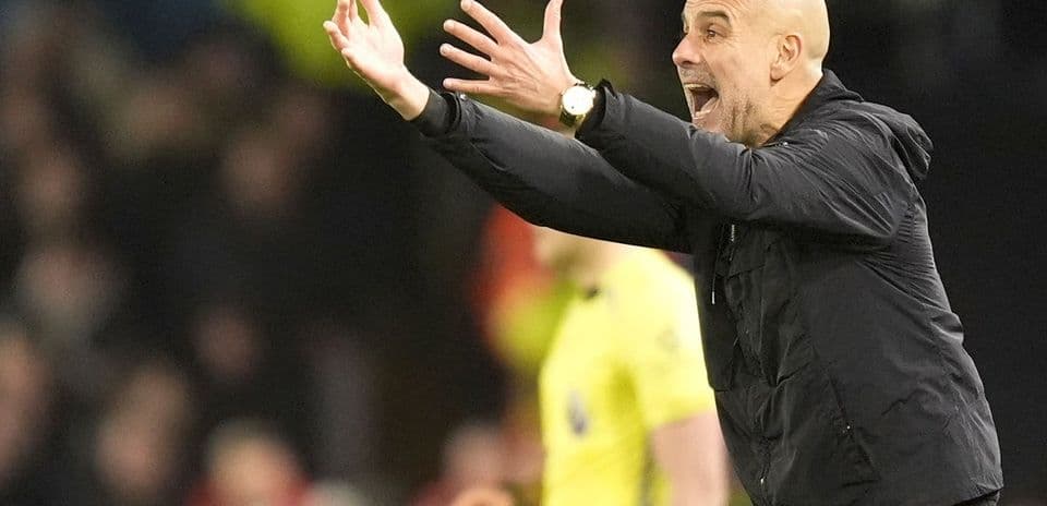 Entrenador dirigiendo al equipo durante el partido