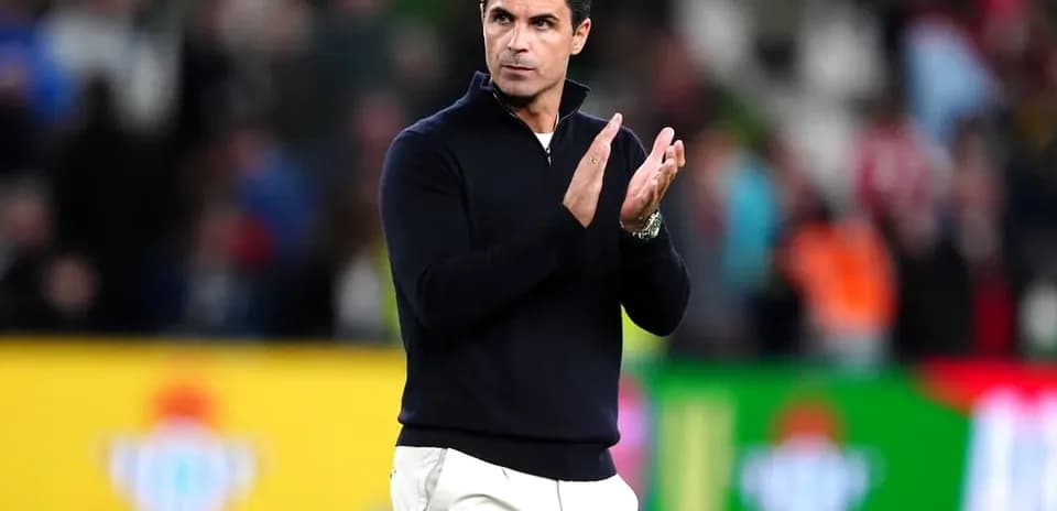 Entrenador aplaudiendo en el campo de juego