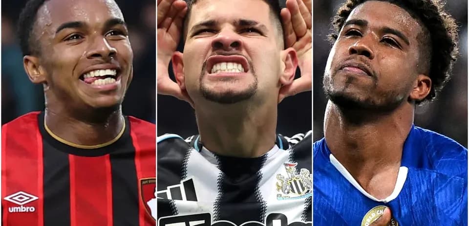 Tres jugadores de fútbol en diferentes poses