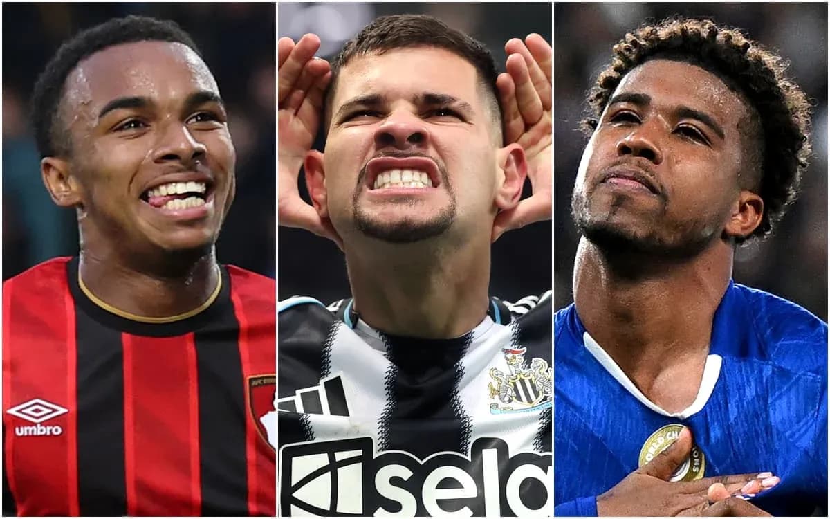 Tres jugadores de fútbol en diferentes poses