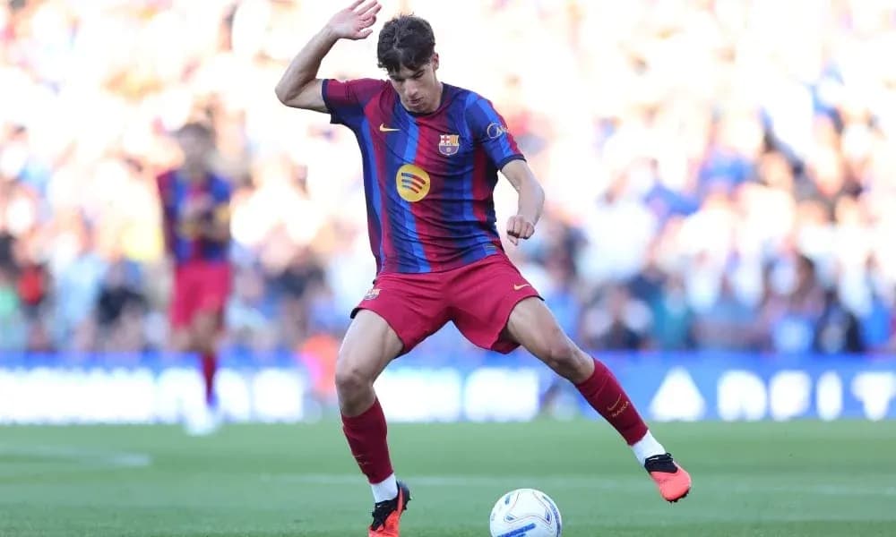 Jugador de Barcelona controlando el balón en el campo
