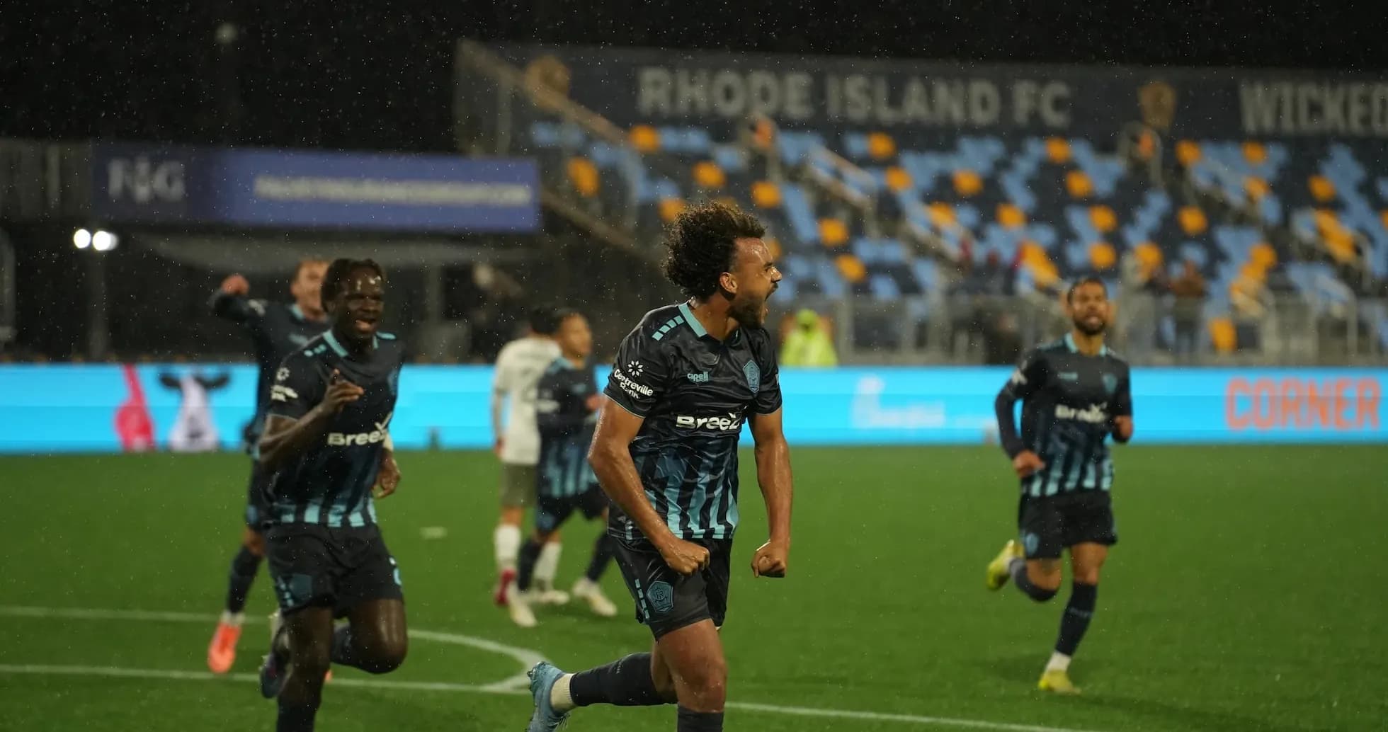 Jugadores de Rhode Island celebrando un gol