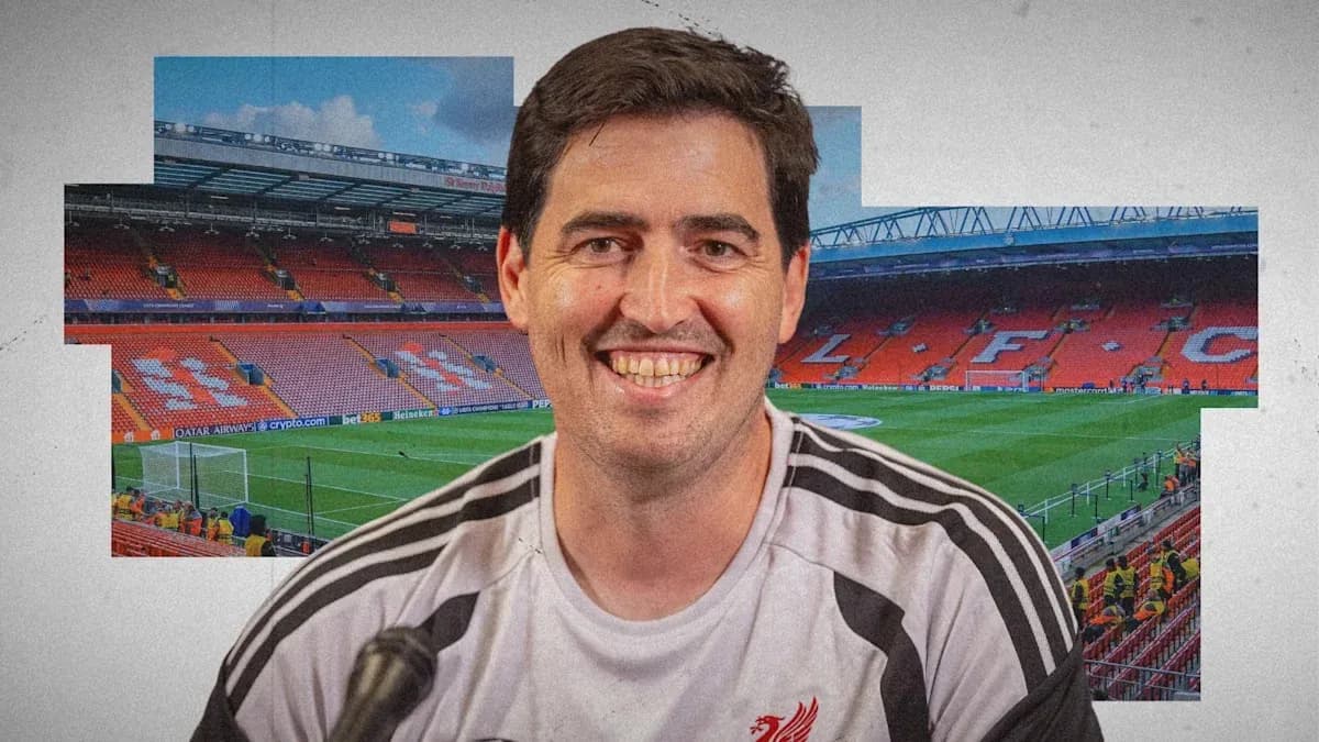 Entrenador sonriente en Anfield antes del partido Entrenador sonriente en Anfield antes del partido