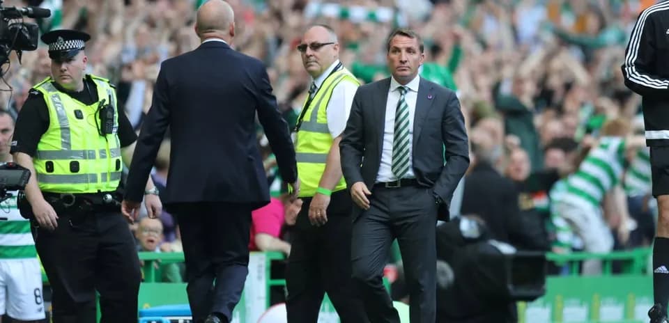 Entrenador y seguridad en el partido de fútbol