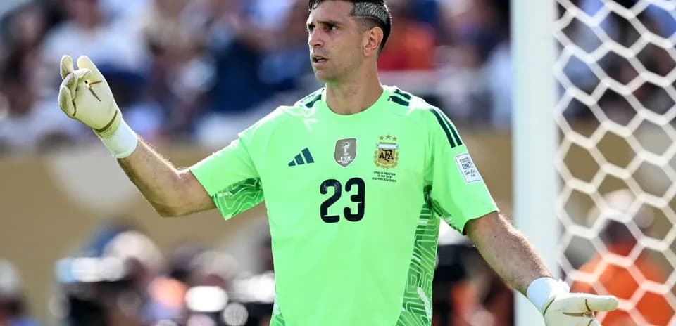 Portero de Argentina en acción durante el partido
