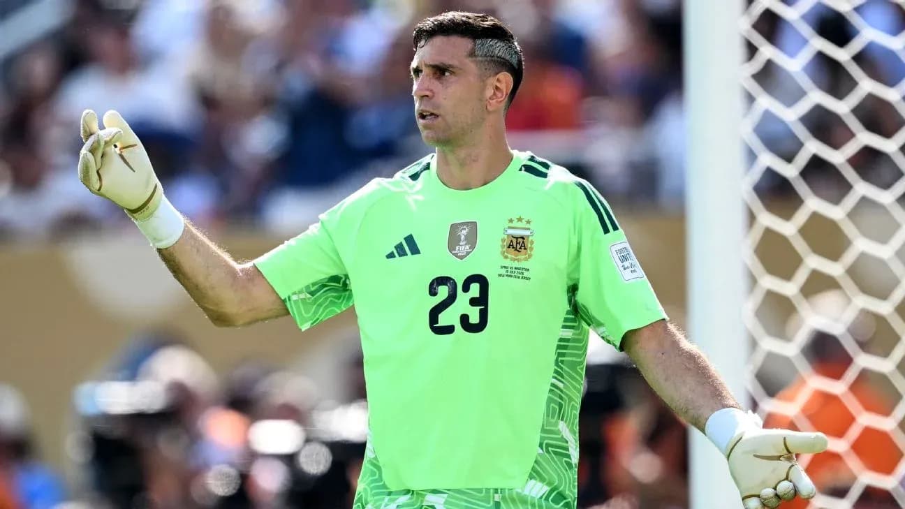 Portero de Argentina en acción durante el partido