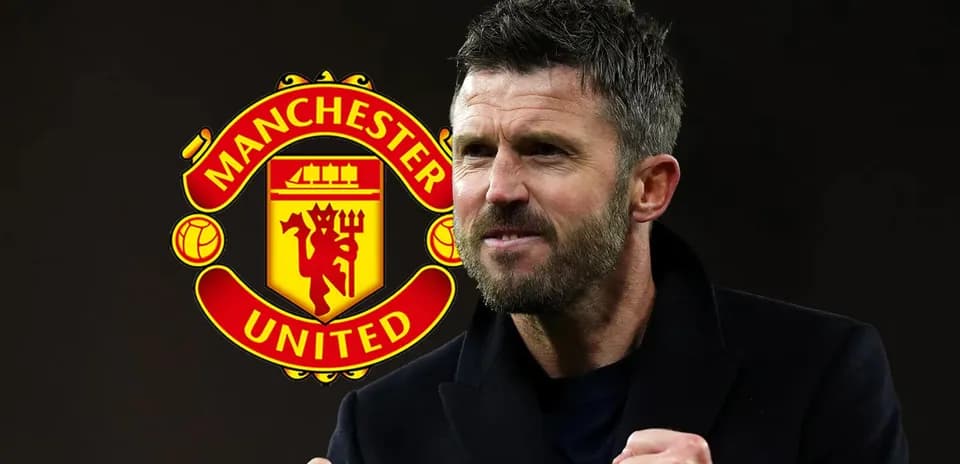Entrenador celebrando con logo de Manchester United detrás