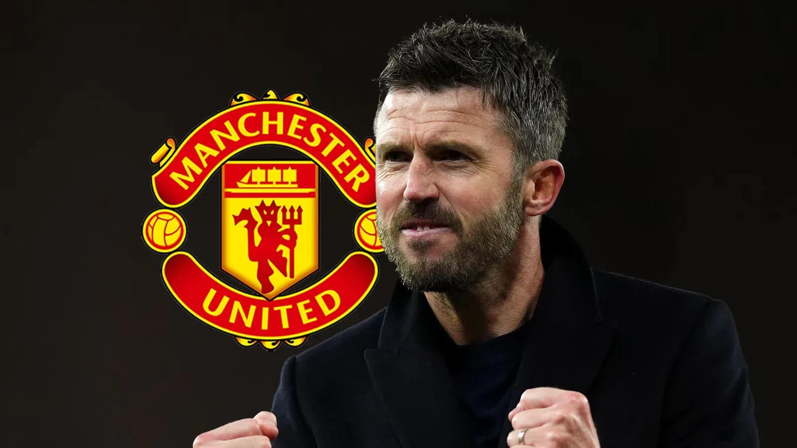 Entrenador celebrando con logo de Manchester United detrás