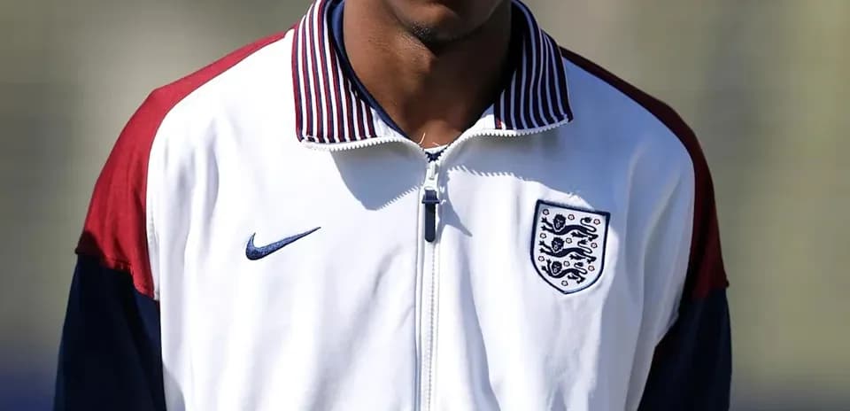 Jugador con chándal de Inglaterra en entrenamiento
