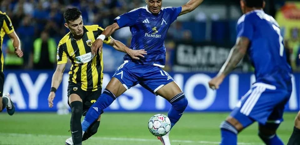 Jugadores de Levski Sofía y AEK Atenas en acción