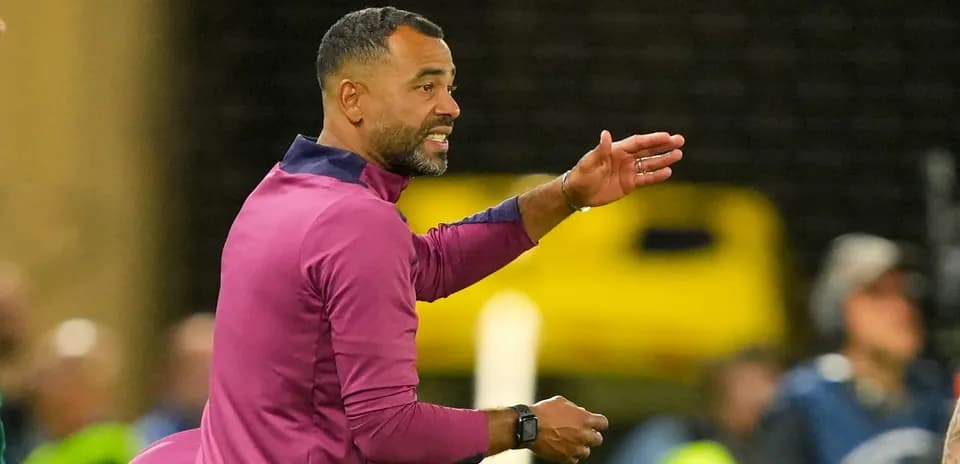 Entrenador dando instrucciones durante el partido