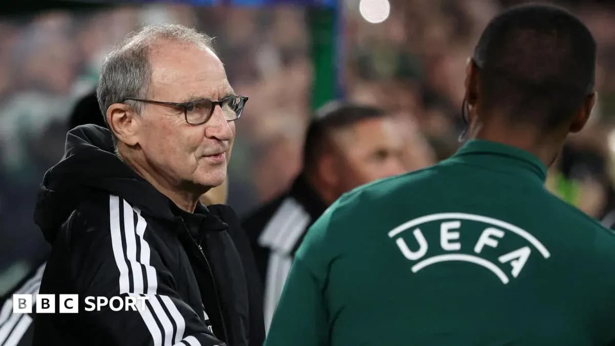 Entrenador saludando a oficial de UEFA en el banquillo