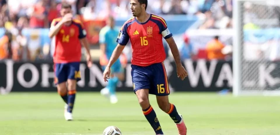 Jugador de España controlando el balón en el campo