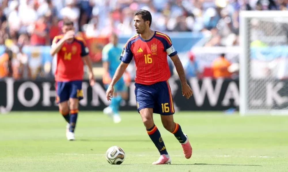 Jugador de España controlando el balón en el campo