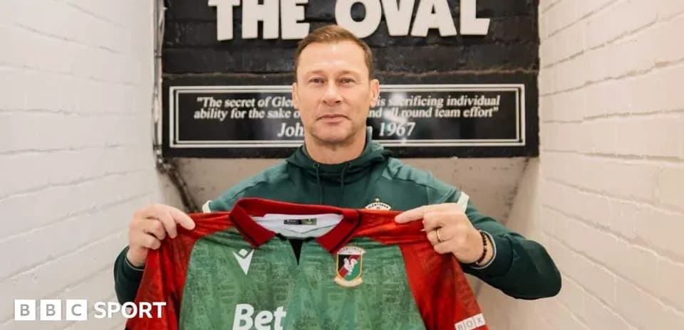 Entrenador sosteniendo camiseta en The Oval
