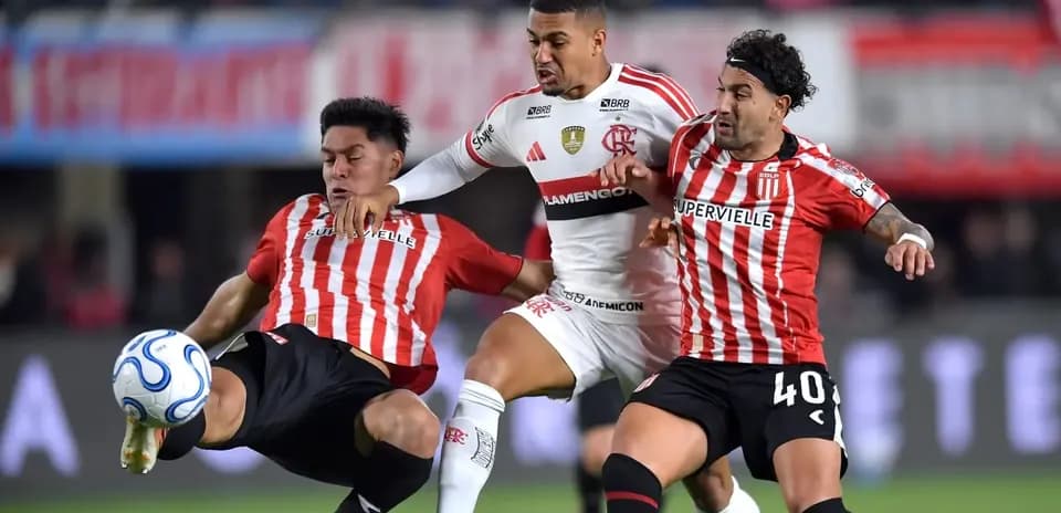 Jugadores de Flamengo y Estudiantes en acción