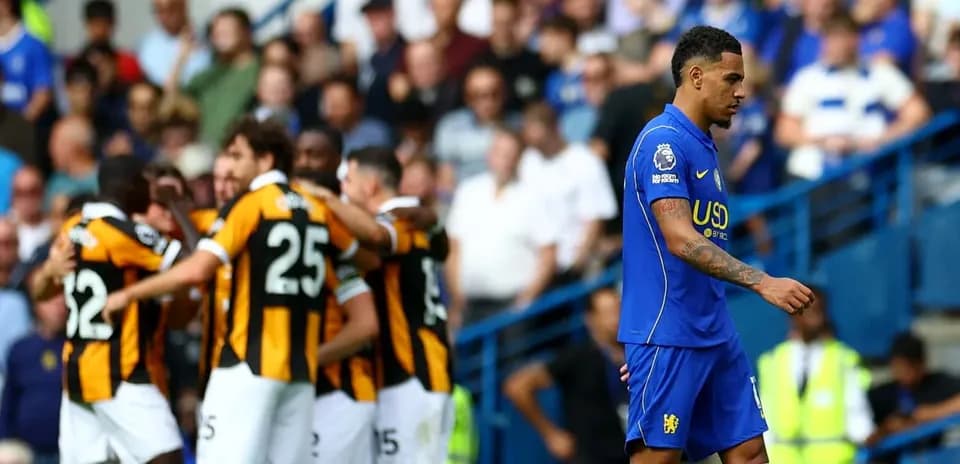 Jugador de Chelsea caminando tras un gol del oponente