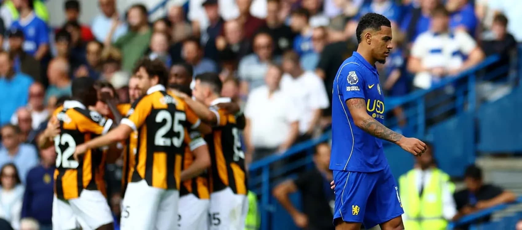 Jugador de Chelsea caminando tras un gol del oponente