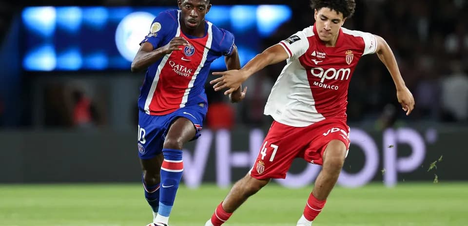Jugadores de PSG y Mónaco compitiendo por el balón