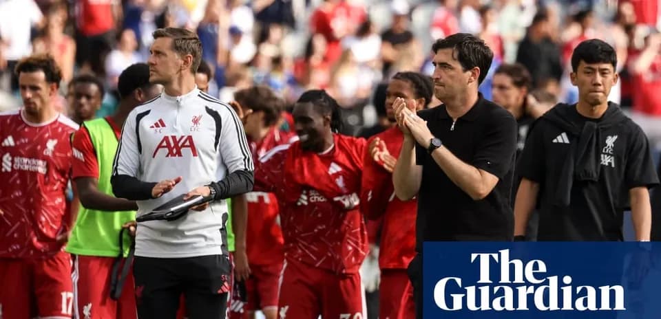 Jugadores de Liverpool saludando tras el partido
