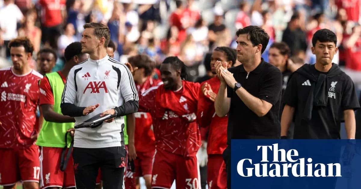 Jugadores de Liverpool saludando tras el partido